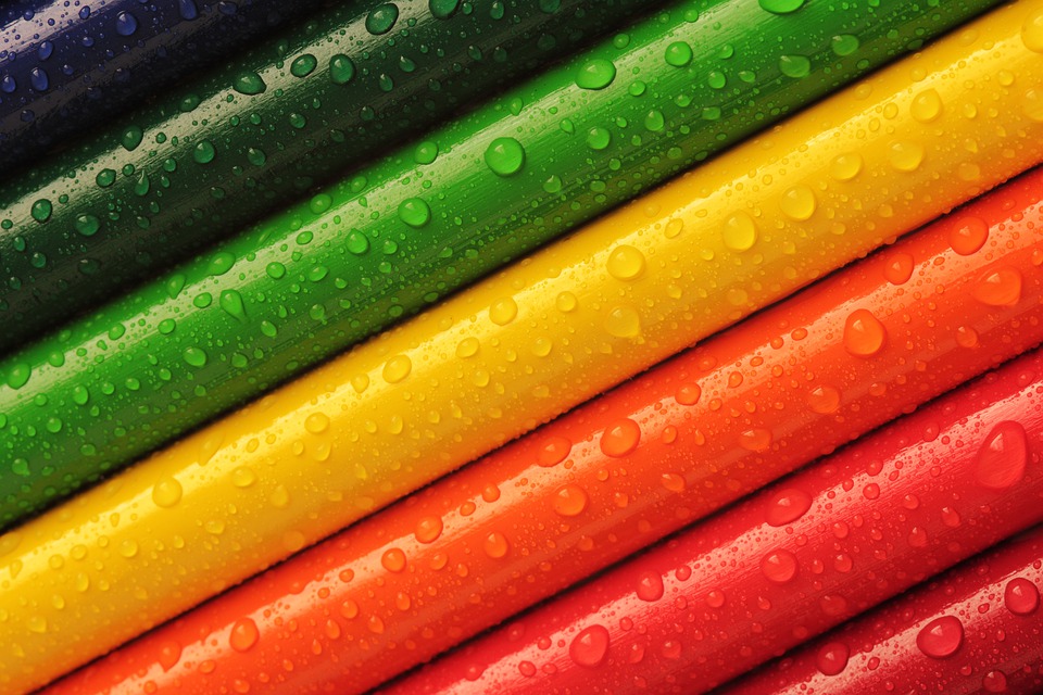 Kvalitní barevný materiál na tužky.