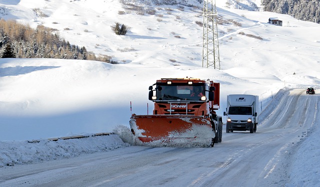 protahování a sypání zamrzlých silnic